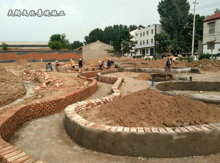 黨建廣場(chǎng)工人施工中