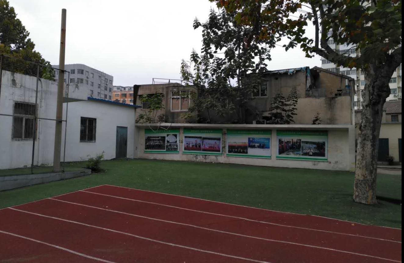 和平路小學(xué)操場(chǎng)圍墻現狀