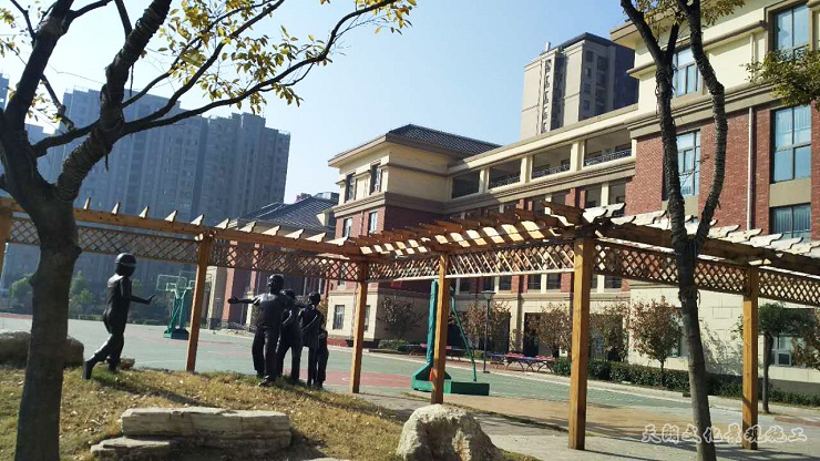 操場(chǎng)旁邊的景觀(guān)小品